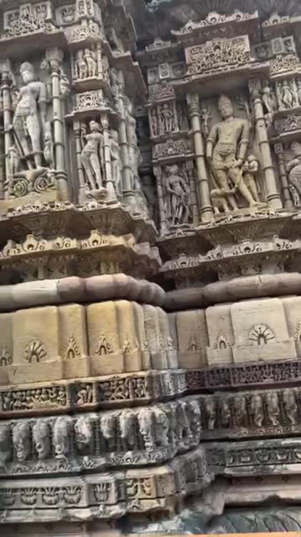 மின்சாரம் இன்றி ஒளிரும் கோவில்